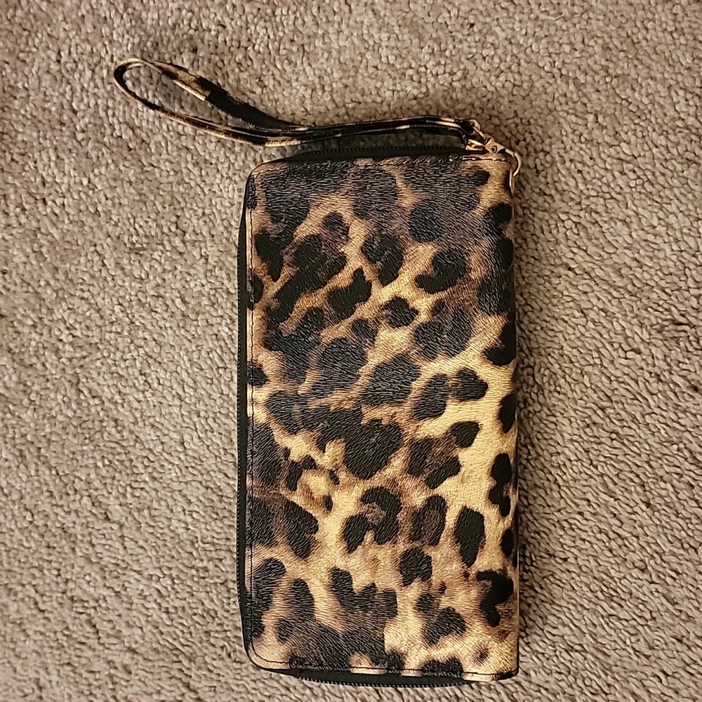 Leopard Clutch - Picture 2 of 4